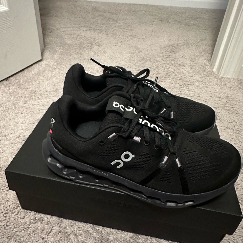 ON CLOUDSURFER - Womens Running Shoes - SIZE 8.5